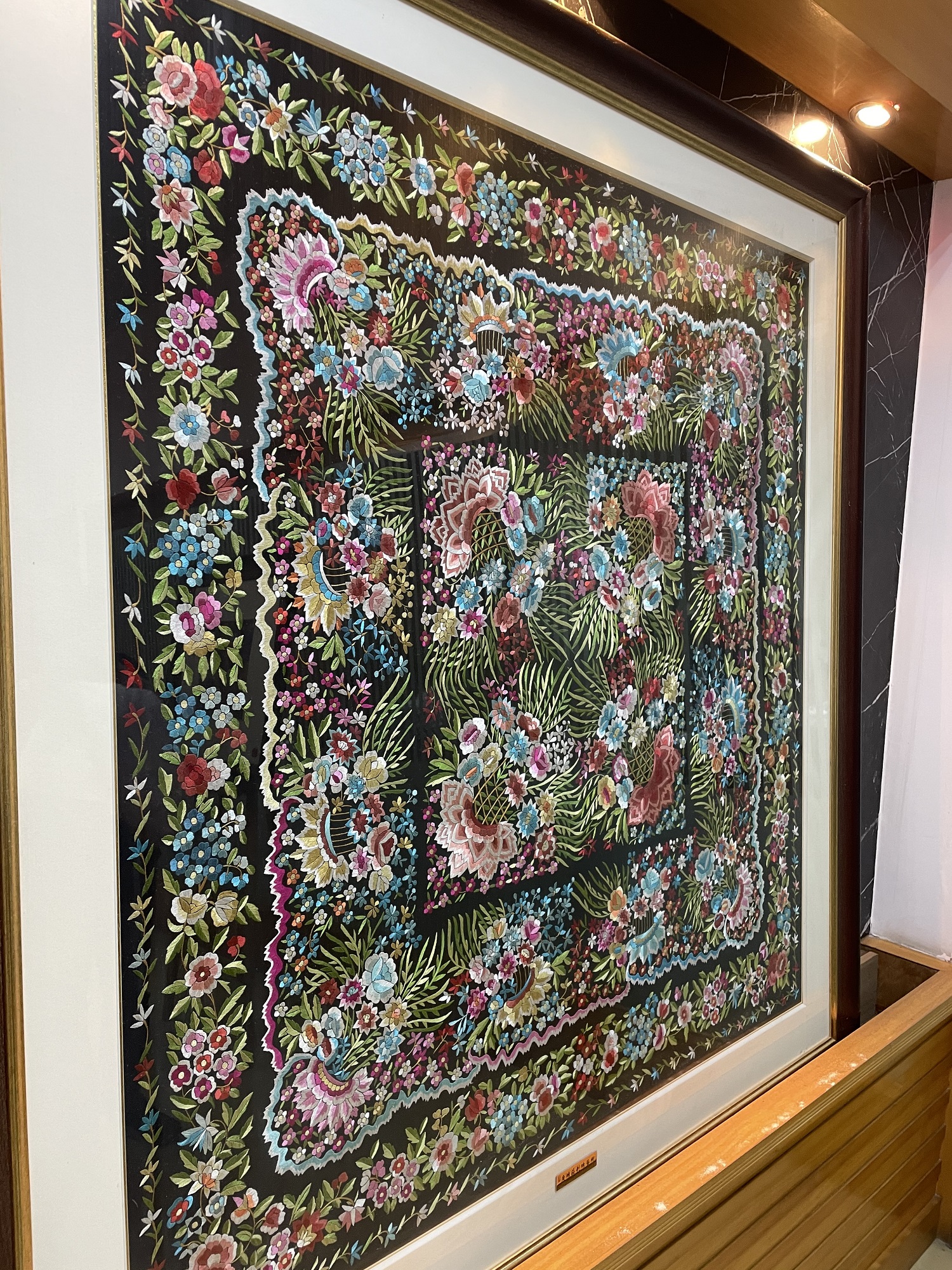 粤绣精湛技艺展示图