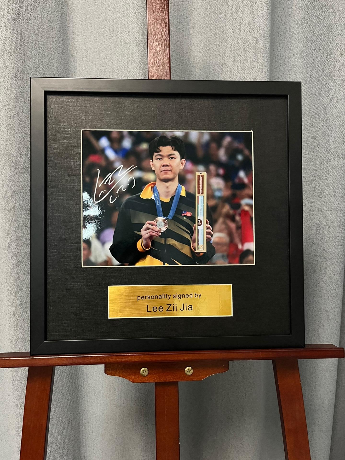 李梓嘉签名款合照