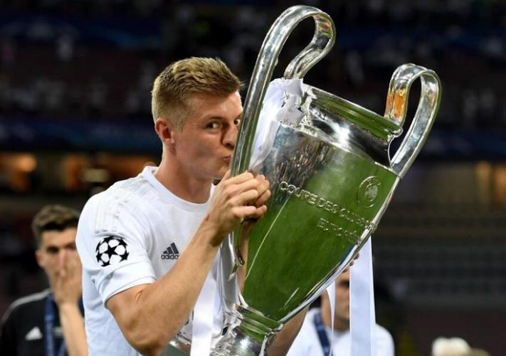 克罗斯举起奖杯