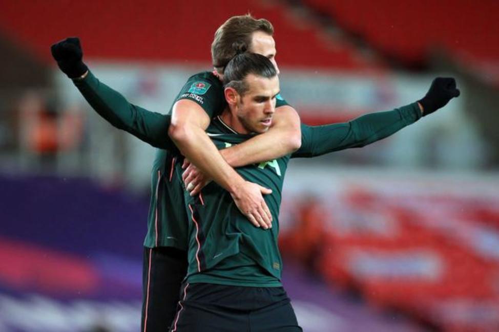 贝尔与队友庆祝