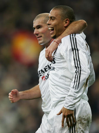 齐达内与队友庆祝