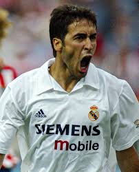 劳尔与队友庆祝欧冠