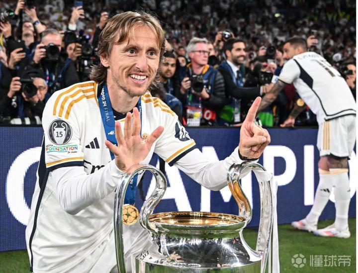 莫德里奇与欧冠奖杯