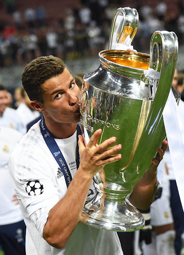 C罗举起欧冠奖杯